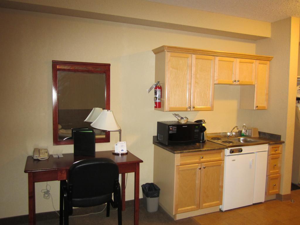 Lakeview Inns & Suites - Fort Nelson Εξωτερικό φωτογραφία