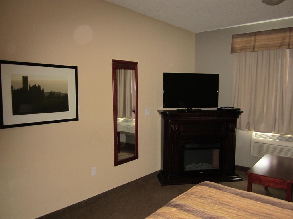 Lakeview Inns & Suites - Fort Nelson Εξωτερικό φωτογραφία