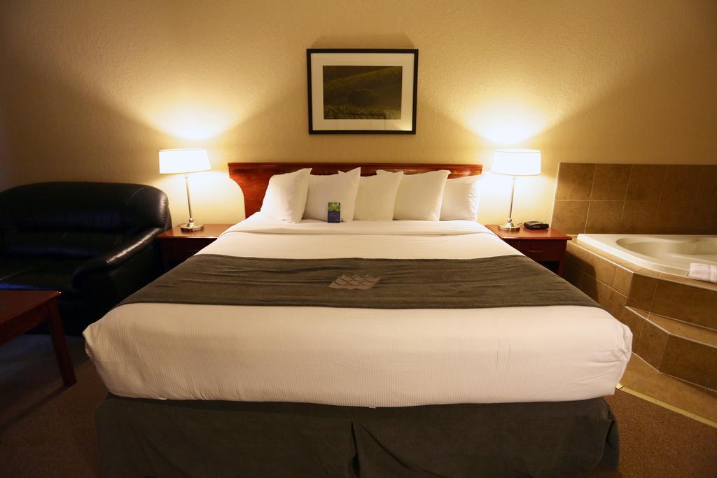 Lakeview Inns & Suites - Fort Nelson Εξωτερικό φωτογραφία