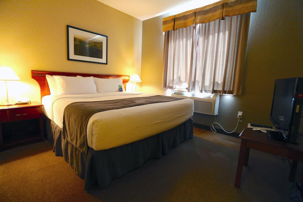 Lakeview Inns & Suites - Fort Nelson Εξωτερικό φωτογραφία
